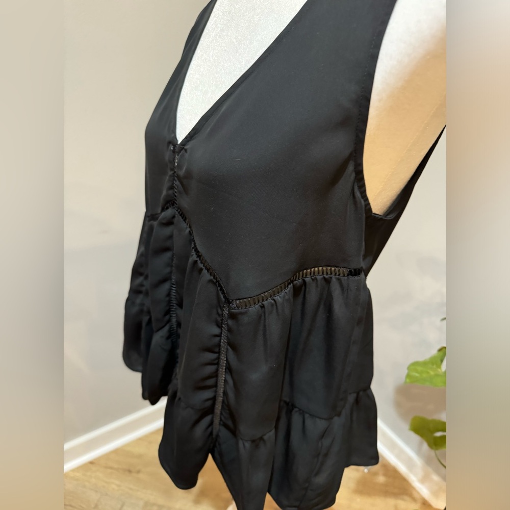 Jessica Simpson sleeveless black top, size Medium.
